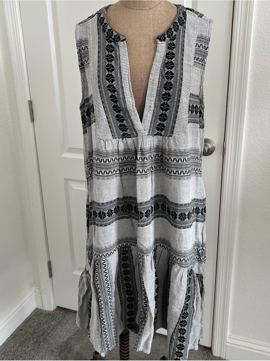 dylan Dresses & Skirts - DYLAN-Sleeveless Black & White Patterned V-Neck Women’s Dress